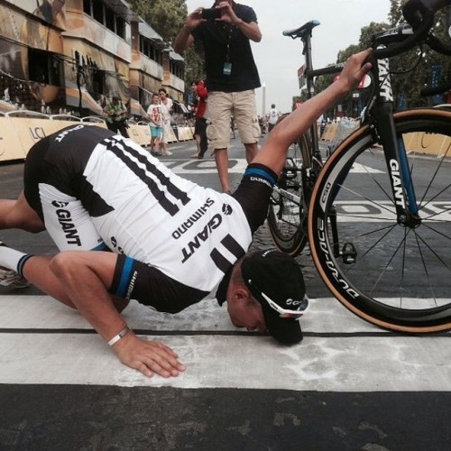 fuckyeahcycling: The holy finishline where dreams come true. #TdF (via Marcel Kittel) どんなニオイや