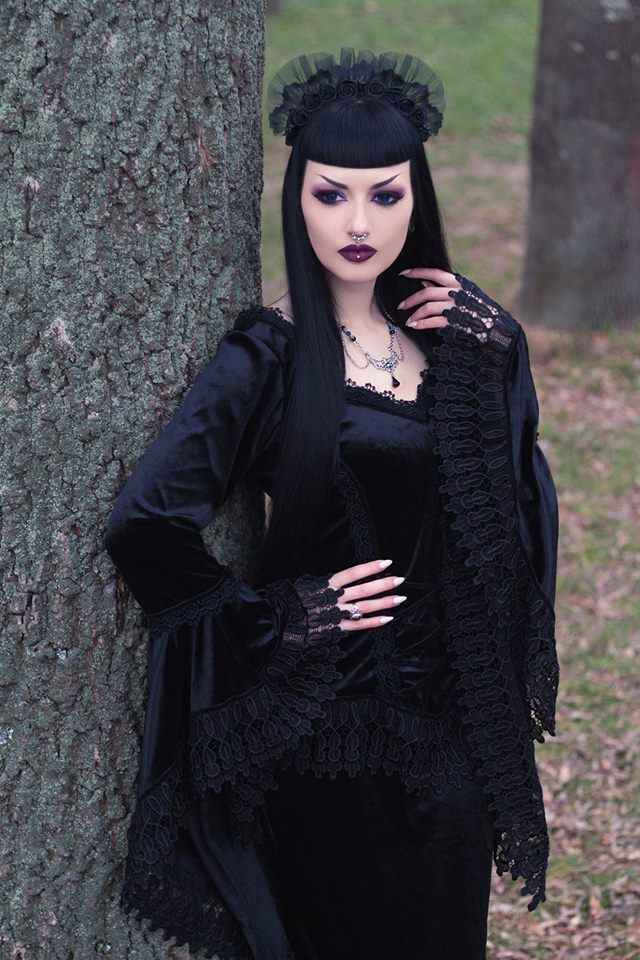 Model: Obsidian Kerttu Top, skirt and headband:... - Gothic and Amazing