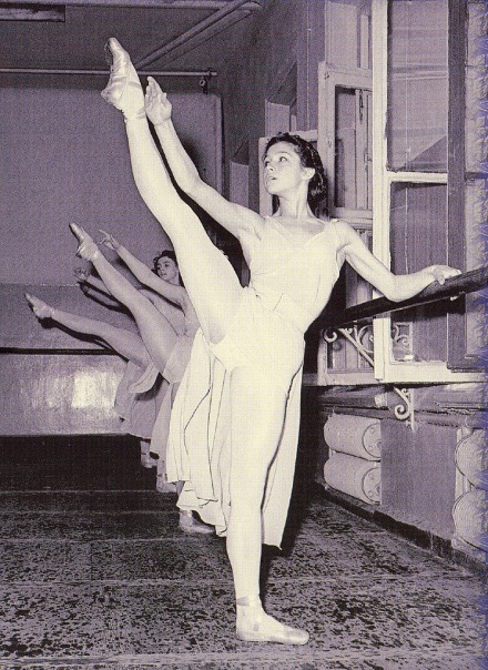 dysphoricsylph:  A younger Ekaterina Maximova at the barre.  You’d think finding
