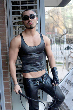 perroscalientes:  blkmilk:  #LEATHERCATBOY