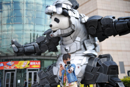 cctvnews:  Iron Kung Fu panda takes stage in north ChinaYou might be familiar with both Ironman and Kung Fu Panda, but the two combined together? China’s Shenyang city was just lucky enough to meet the new character up close.After the 7-meter tall giant