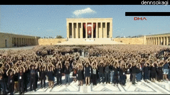 dennsokagi: Anıtkabir’de dünya rekoru  30 Ağustos Zafer Bayramı Haftası etkinlikleri kapsamında 6 bin gönüllü Anıtkabir avlusunda Atatürk portresi oluşturdu. Rekor kıran etkinlik Guinness Rekorlar Kitabı’na girdi 