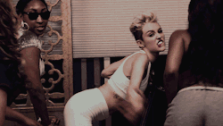 chroniczipsandbongrips:  yourbreathsmellslikeshit:  Yo, Miley Cyrus can grab some ass.  i thought this was a joke but its her music video