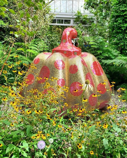 Calabaza dorada con lunares rojos.Pieza de Yayoi Kusama que se expone por estos días en los jardin