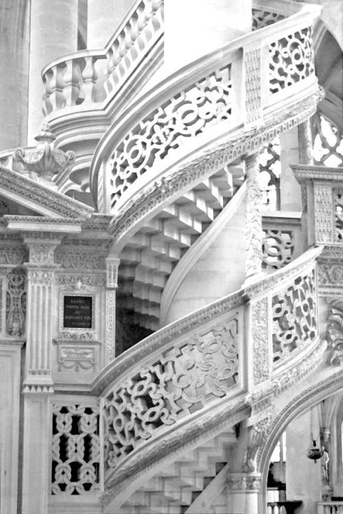 beautiful-contrast: Saint-Étienne-du-Mont Church, Paris - FranceC'est spiral staircase est telleme