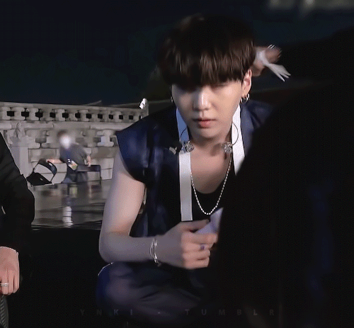 Me: *shows Gif To Parents* I Want This Job, Mom! WITH THE TISSUE!!( )