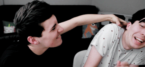 sivansphan:THE WAY THEY START HOLDING HANDS IM SO MAD