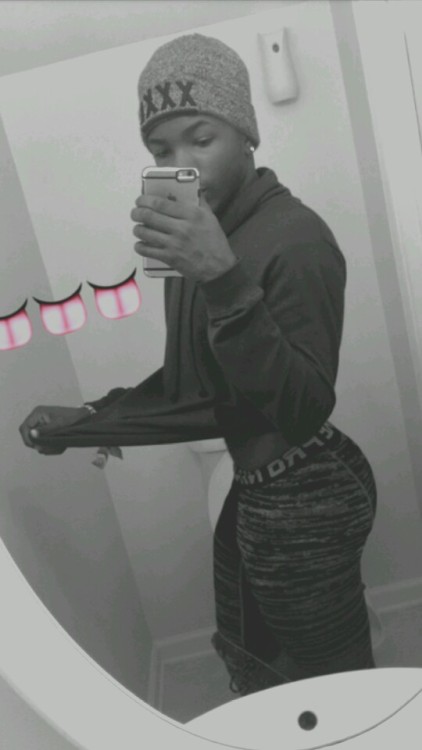 pinkdarkness100:  mackdamost:  kingmisfitt… Lawwd, Lawwdy, Lawwd…   Beauty and Booty !  My Snapchat Boo 😄😄😄😄  Who is this black beauty