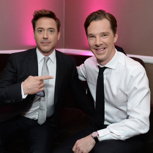 Encontro de Sherlocks. Robert Downey Jr. e Benedict Cumberbatch no PGA Awards de 2014. Curta: facebo