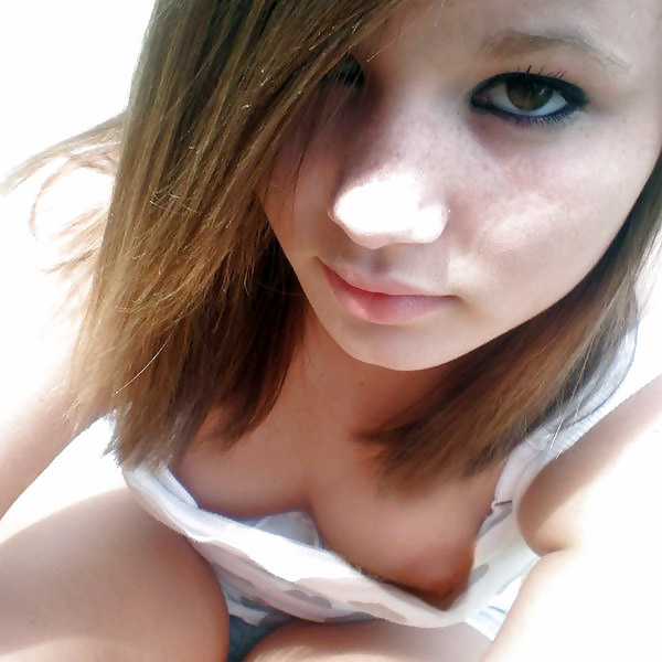 sweet4gingers:  maxtease:  tmjblover:  Peek a boo  Mmmmm  Really hot!