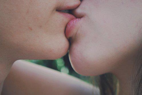 cocainandlove:  kiss. | via Tumblr a We Heart It-on http://weheartit.com/entry/59058414/via/horanssmjle