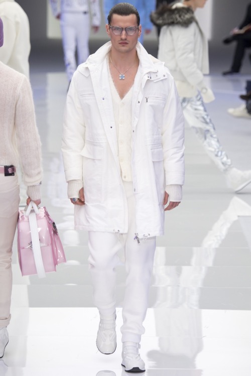 fuckrashida:I rarely post menswear but I always love Versace like every single season is amazing and
