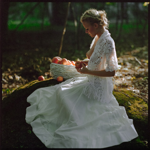 erotic - or art? or both?«woman and fruits» by @Radoslaw Pujan.best of erotic photography:www.radical-lingerie.com