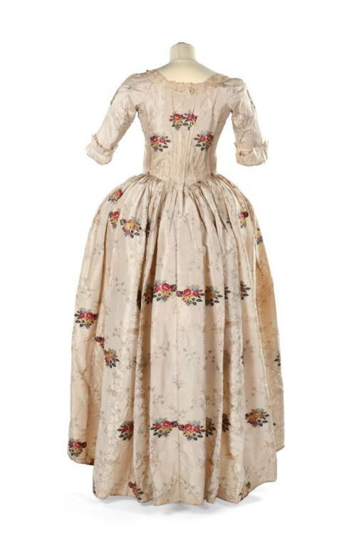 Robe à l’anglaise ca. 1775From Enchères Sadde via Interencheres