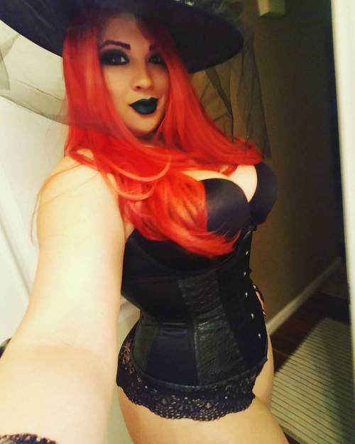ivydoomkitty:  I shot a witchy thing for my patreon fan club! Everyone signed up on Tier 4 & up by Oct 28th will be getting a signed exclusive print from this shoot as well as a bonus print! Sign up here: patreon.com/ivydoomkitty  Exclusive bts pics