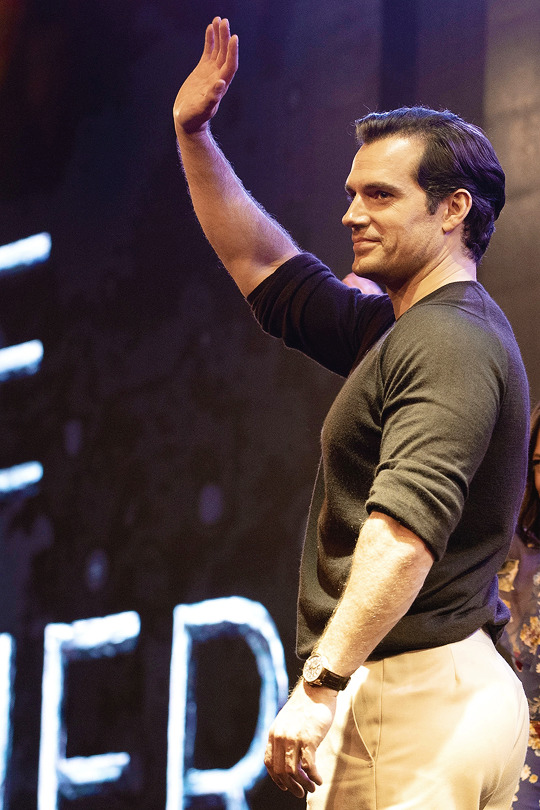 Can we just talk about how thicc Henry Cavill is !!????