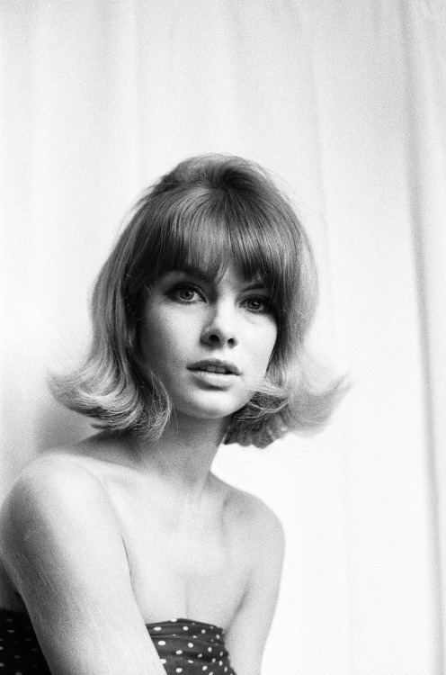 lostpolaroids:Jean Shrimpton for The Mirror (UK): March 28, 1963