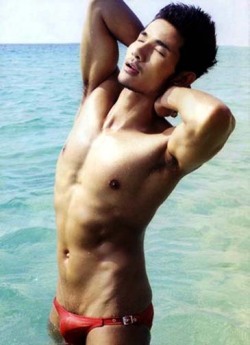 evianguy:  Hawt Asian Stud!