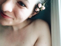hollowtowers:  flowers and freckles.