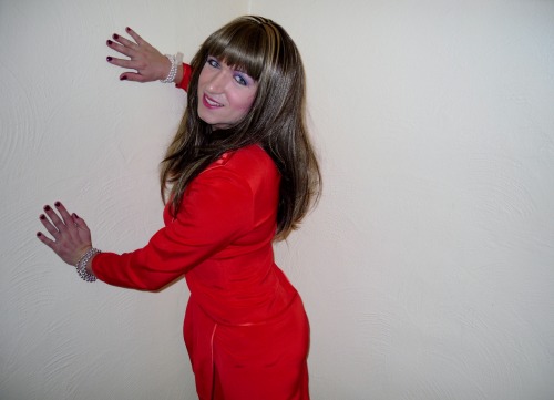 chanellenirok:  A vintage-conservative, red Saks Fifth Avenue dress, big pearl necklace, and tan pumps. A truly luxurious outfit. An evening out or an evening in, I’m Red-y ;)