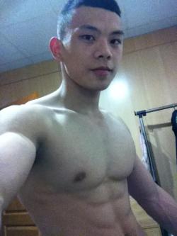 mantop10691:  之前在各大同志論壇打槍照片很紅的台灣筋肉直男健身教練..還上大學生了沒…02 