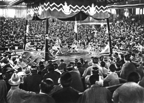 Tokyo, Kokugikan (両国国技館) - This old picture from the 1930th shows a Sumō fight in the Ryougoku Sumo 