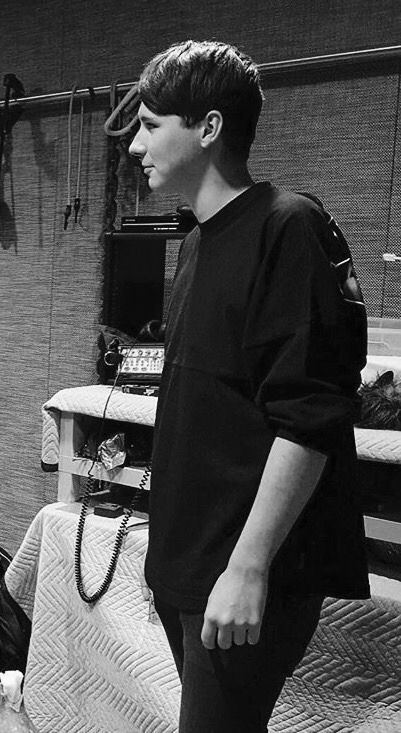 allurehowell:ugh look at him
