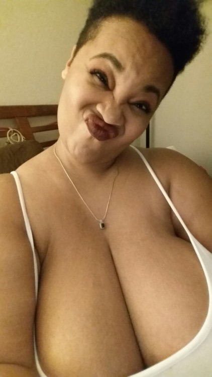 poutyr3dlips:  Pillow Goddess 