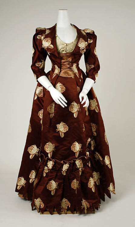 ephemeral-elegance:  Dinner Dress, 1883 Attributed to House of Worth via The Met 