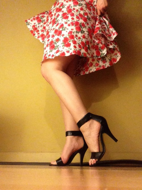storylifeofo:Going to a pinup themed birthday party tonight. I went for the housewife look. Hoping someone takes advantage of my flowy dress, so easy to bend me over and start fucking ;)