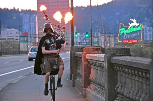 yellowcrayolacrayon: Meanwhile in Portland. Keep Portland Weird.