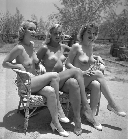 phigway: GIRLS IN A ROW 17   PICNIC