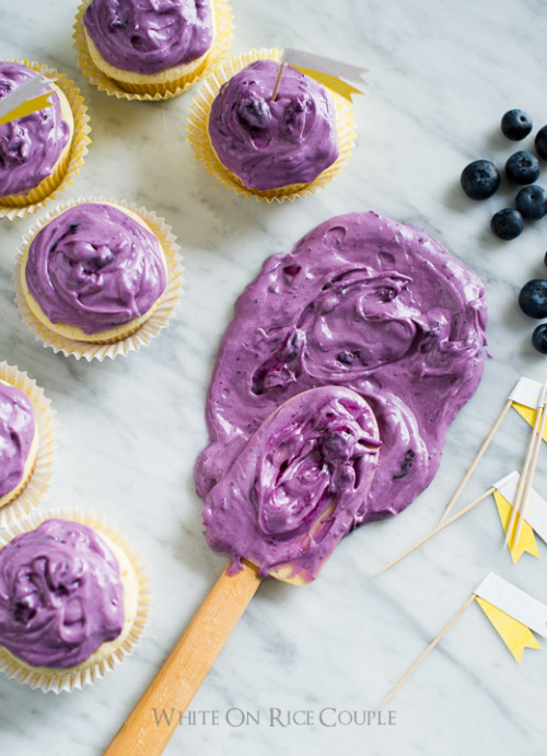 gastrogirl:cupcakes with fresh blueberry cream cheese frosting.