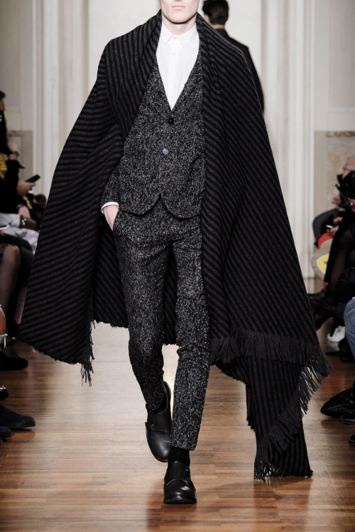 menstyled: Christian Pellizzari FW ‘15/16(via ciorny) Think I could pull off a blanket scarf.