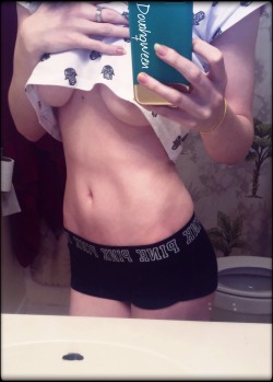 dovahqween:  Can’t beat a lil bit of underboob.   ~Keep the caption or I’ll drown you in the bath~