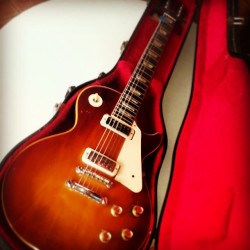 jimprf:  in an effort to be more of a minimalist I’m selling stuff I don’t use. anyone want before it goes on ebay? #gibson #lespaul #deluxe #1971 #original