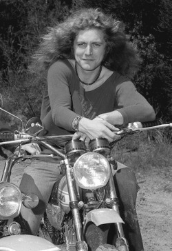 babeimgonnaleaveu:   Robert Plant riding