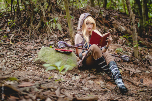 league-of-legends-sexy-girls: Lux Cosplay