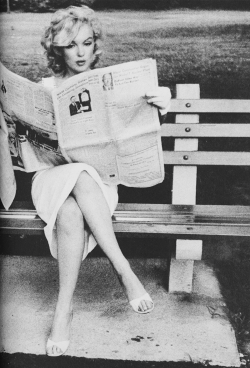 missmonroes:  Marilyn Monroe photographed in New York by Sam Shaw, 1957 