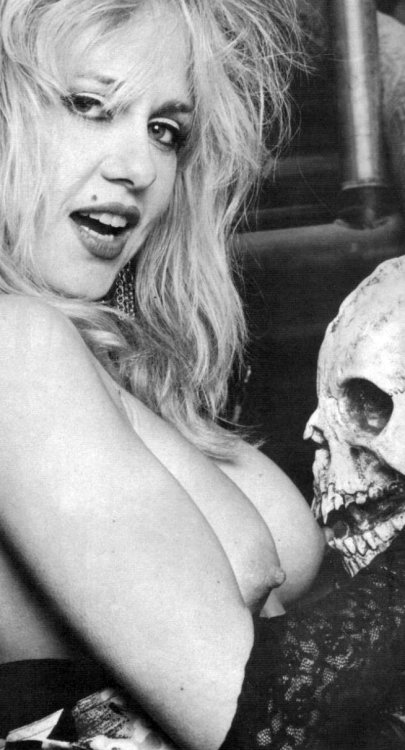 diabolikdiabolik:Linnea Quigley and some porn pictures