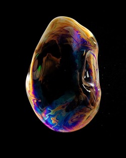 leslieseuffert:  Fabian Oefner -&ldquo;shot a series of beautiful high-speed photographs showing colorful soap bubbles bursting and disappearing into a cloud of tiny droplets.  The images were created with the help of high-speed flash units. Flip through