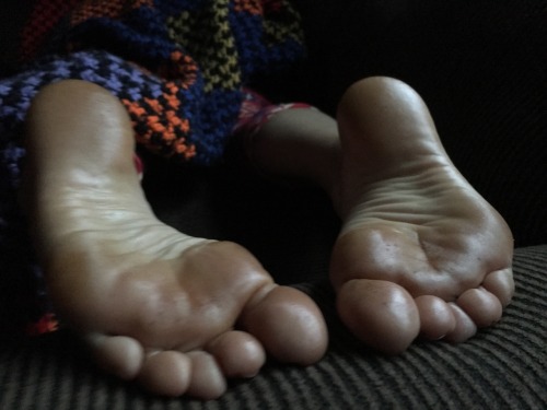 Good morning foot massage look at these sexy sole&rsquo;s oiled up !! So soft I just want too&hellip