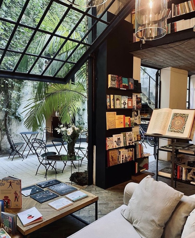 imoutsidelookingin:Booksmesmerised