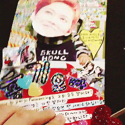 babyjaes-blog:  Hongki received this funny fan letter of him as a dancing baby…so he decided to imitate it (x) 