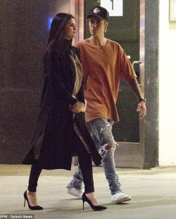 korigotuomagoshin:  psyducked:  surprisebitch:  justin: i love you. i want to be with you. i promise i will never hurt you again.. selena: okay… that sounds fake but okay  she has her hands crossed while walking there is no subtlety in that body language