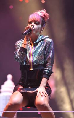 ratemycelebrity:  Lily Allen flashed her PUSSY while performing on stage!