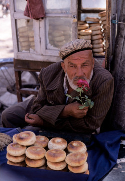 fotojournalismus:  Bread vendor in Kashgar’s