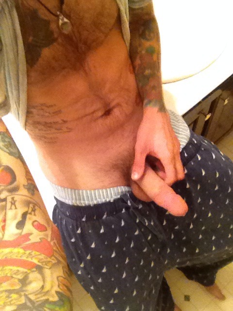 camsherrill:Follow! Reblog! Message me and kik me nudes! Enjoy!