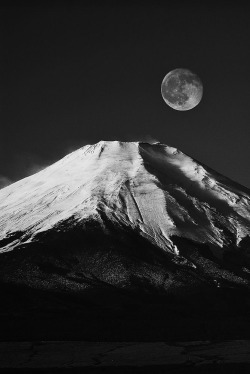 thekimonogallery: Mt. Fuji, Japan.  Photography by Taka-shitsu Hidekazu 