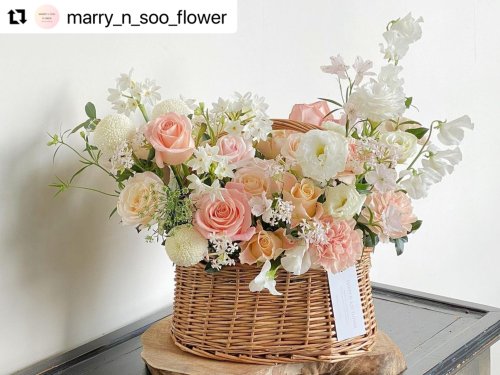 2021.12.16 Shinhwa’s Eric and Hyemi Sighted at A Flower Shop in Ilsan:For mother who likes lig